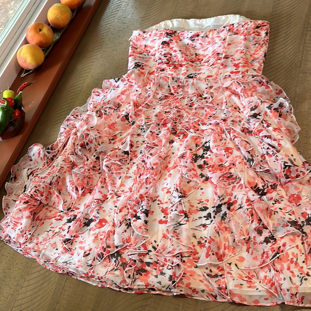 Strapless Ruffle dress size 8 white house black market.